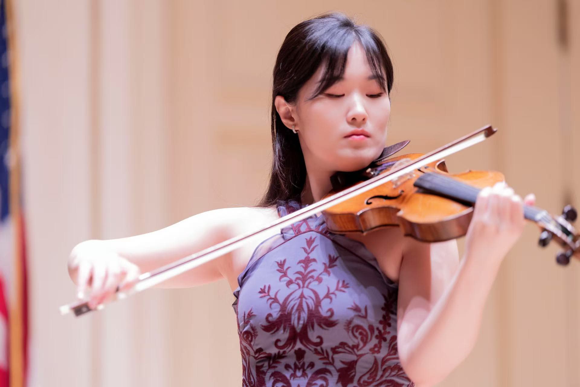 Bin Gui performing violin on stage